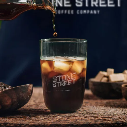 Vista 3 de Café frío Stone Street, mezcla fuerte y suave, café de grano entero, tostado oscuro, origen único colombiano, 1 libra.