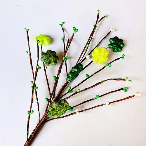 Vista 2 de BFYDOAA Paquete de 5 tallos de trébol con purpurina para el día de San Patricio, ramas de trébol verde y bayas para cumpleaños, irlandés, relleno