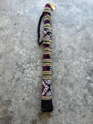 Vista 4 de Didgeridoo Bamboo quemado 47" de largo con bolsa roja Didgeridoo diseñado para tonos profundos de drones y práctica musical; detalles clave