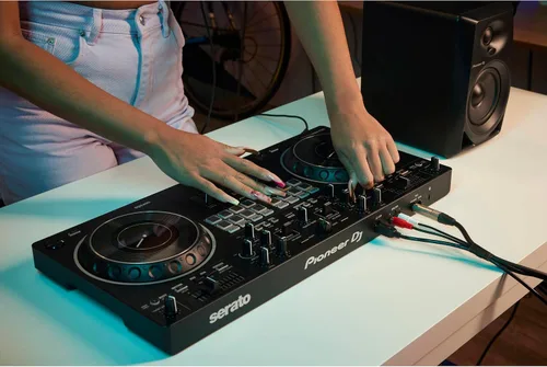 Vista 9 de Pioneer DDJ-REV1 Controlador Serato DJ de 2 plataformas con cubierta Decksaver DSLE-PC-DDJREV1 Pioneer DDJ-REV1 - Edición Light