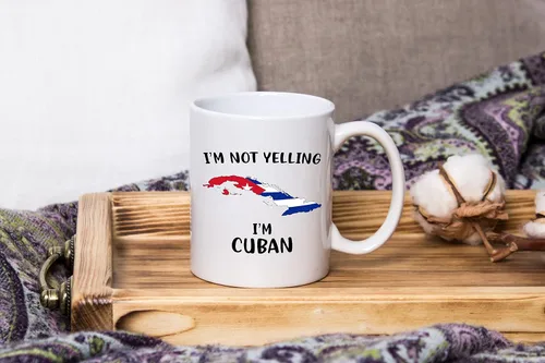Vista 4 de Divertidas tazas de café del orgullo cubano, con texto en inglés "I Not Yelling I'm Cuban", idea de regalo para hombres y mujeres cubanos