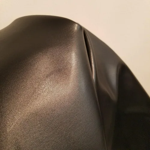 Vista 32 de NAT Leathers™ Cuero sintético sintético suave de piel sintética vegana marrón bellota (aprobado por PETA Vegano) por The Yard Piel sintética