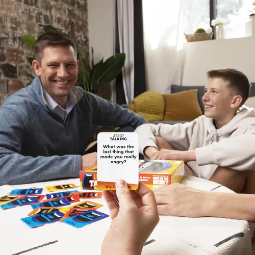 Vista 3 de WHAT DO YOU MEME? Let's Get Talking: El juego de preguntas para conocer mejor a tu familia por Relatable, diseñado para mayores de 8 años