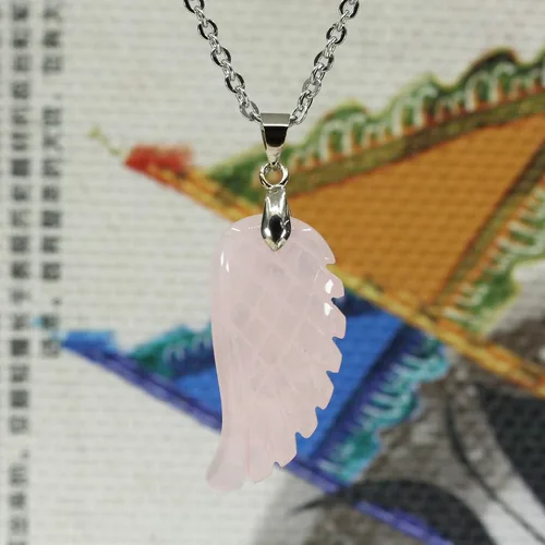 Vista 3 de Collares con colgante de ala de ángel tallada a mano con piedras preciosas de cuarzo rosa natural de 1.378 in
