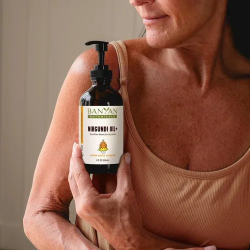 Vista 4 de Banyan Botanicals Nirgundi Oil+ - Aceite de hierbas ayurvédicas orgánicas - Limpieza y relajación - Aceite de masaje muscular y articular - 8 onzas