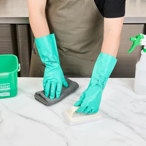 Vista 5 de Restaurantware Guantes de limpieza verdes, 10 pares de guantes de nitrilo de 15 mil de grosor, pequeños y resistentes con puño largo, forro