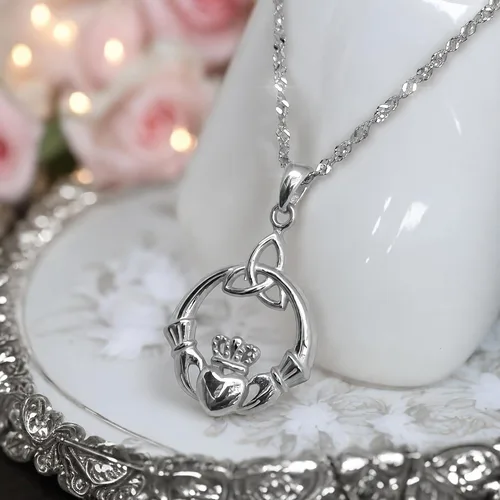 Vista 8 de Collar de plata esterlina 925 irlandés Claddagh - Colgante con nudo celta de trino con cadena de 20 pulgadas - Encanto de corona de corazón