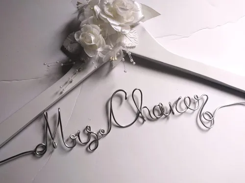 Vista 2 de Percha de novia personalizada para vestido de novia con flores blancas o marfil