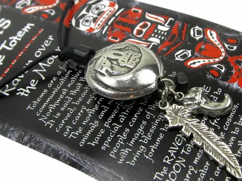 Vista 2 de Creative Ventures Jewelry Colgante de tótem de Raven sobre la luna con dos dijes de espíritu y cuentas de espíritu en collar de cordón