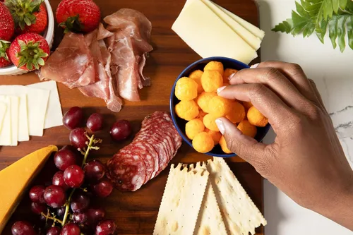 Vista 5 de Utz Barril de Bolas de Queso, Sabroso Aperitivo Horneado con Queso Cheddar Real, Deliciosamente Crujiente Aperitivo de Fiesta, Sin Gluten