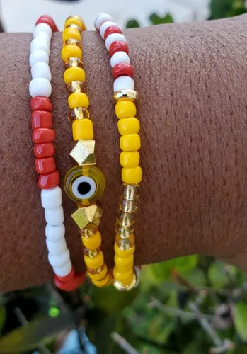 Vista 2 de Juego de 3 pulseras de cuerda elástica de santería de ojo malvado hechas a mano Obatala Oshun Yemaya Orula Elegua Oya Ogun Ochosi Shango Babalu Aye