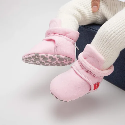 Vista 123 de Botines de forro polar para bebés, niños y niñas, pantuflas antideslizantes con agarre suave, zapatos de calcetín para recién nacidos, cuna