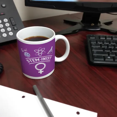 Vista 6 de Mujeres en la ciencia STEMinist Feminist Ciencia Mujer Mujer Profesora de Ciencias Regalos Mujer Ingeniera Regalo Taza de Café Taza de Té