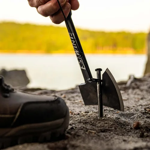 Vista 6 de ESTWING Camper's Axe - Hacha azul de 14 pulgadas fabricada en Estados Unidos con extractor de estacas para tienda de campaña y agarre de reducción