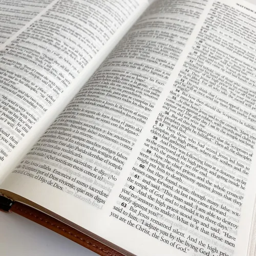 Vista 8 de Biblia paralela en español/inglés (RVR/ESV) con letras a mano y grabadas con láser, marrón, incluye opción para agregar nombre grabado, regalo