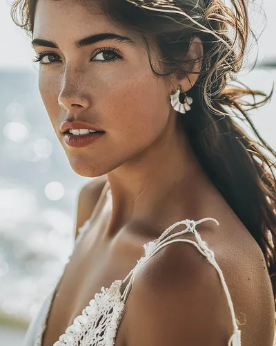 Vista 3 de Aretes chapados en oro de 18 quilates con diseño de flores esmaltadas en color blanco crema para mujer, delicados, atrevidos, retro, hechos a mano