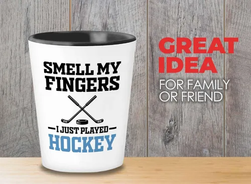 Vista 2 de Vaso de chupito de hockey de 1.5 oz – Smell My Fingers – Cita divertida y divertida para jugadores de hockey sobre hielo, entrenador, aficionado al