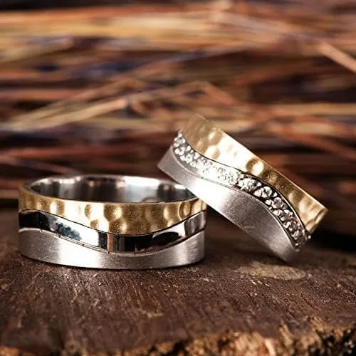 Vista 2 de Juego de anillos de boda martillados chapados en oro de 14 quilates para parejas, juego de alianzas de boda a juego personalizado para hombre