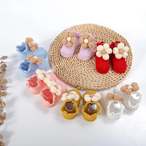 Vista 2 de Juego de 10 pares de calcetines para bebé con agarres antideslizantes, diseño de flores 3D grandes y ribete con volantes, conjunto de regalo