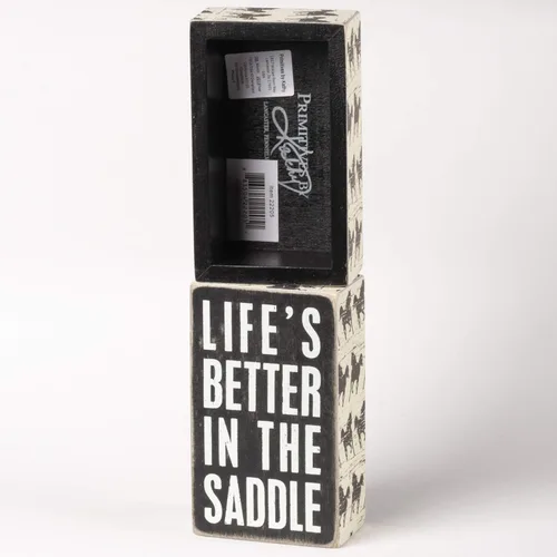 Vista 2 de Primitives by Kathy 22205 Cartel de caja recortada con estampado de caballos, 3 x 5 pulgadas, Life's Better in The Saddle