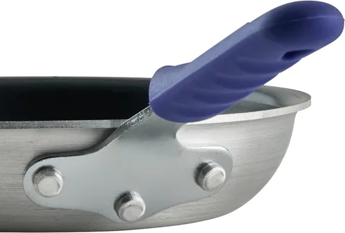 Vista 4 de Winco AFPI-8NH, sartén de aluminio lista para inducción de 8 pulgadas con revestimiento antiadherente, sartén con funda de silicona
