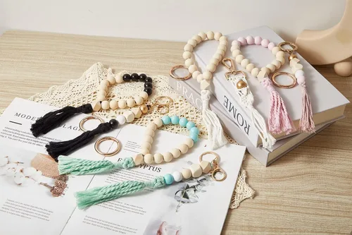 Vista 5 de Juego de llavero de pulsera hecho a mano con cuentas de madera con borlas para llaves, regalo de recuerdo