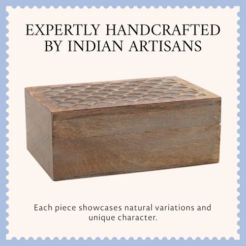 Vista 4 de Caja de madera de vieira (mediana) - Caja decorativa ligera quemada sobre gris con tapa con almohadillas de fieltro debajo y talla de madera - Caja