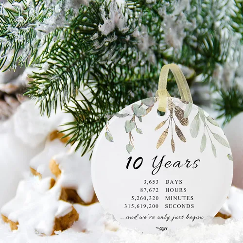 Vista 2 de Adorno de Navidad de aniversario de 10 años 2026, décimo para parejas, adorno de cerámica de diez años casados para decorar bodas en el hogar