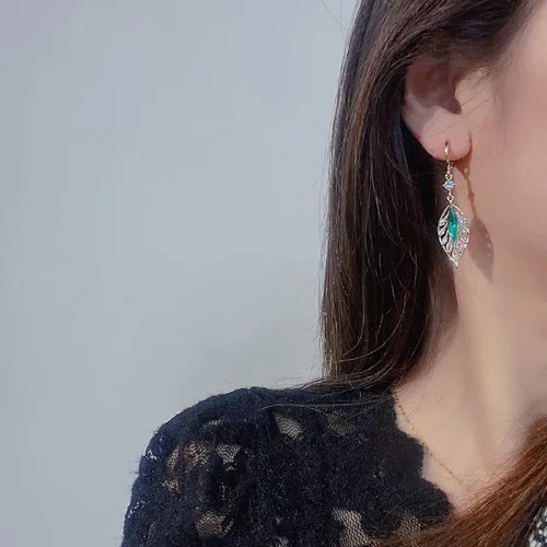 Vista 3 de Aretes de esmeralda, aretes de oro, aretes de plumas, aretes colgantes de circonita de hoja, regalos de joyería para mujeres en el día de la madre.