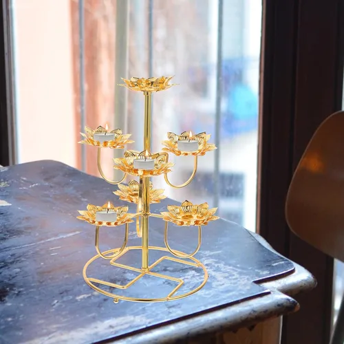 Vista 6 de HOMSFOU Lotus Ghee Lámpara Mantequilla Candelabro Budista Lámpara de aceite de latón Portavelas Votivo Candelabro para Altar Budista Suministros