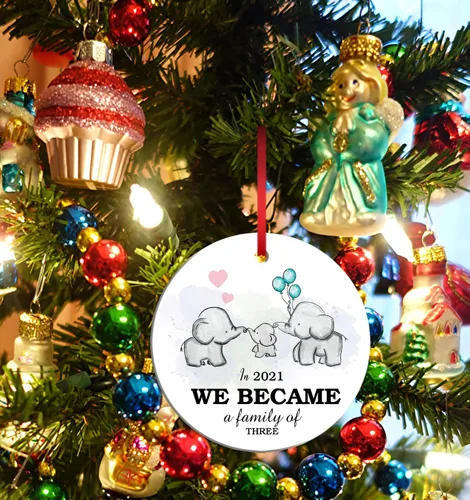 Vista 4 de Adorno de Navidad de la familia de elefantes en 2021 We Become A Family of Three Keepsake Family Christmas Tree Decoraciones para amigos, bodas