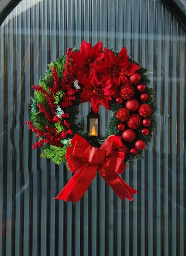 Vista 5 de Corona de Navidad con lámpara de aceite LED, funciona con pilas (no incluida), lazo rojo grande, adornos de bayas, decoración de puerta de Navidad