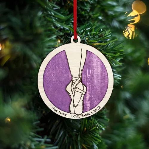 Vista 3 de Adorno personalizado de zapatillas de punta de ballet – Adorno de nombre de bailarín personalizado, adorno de madera cortado en capas de ballet
