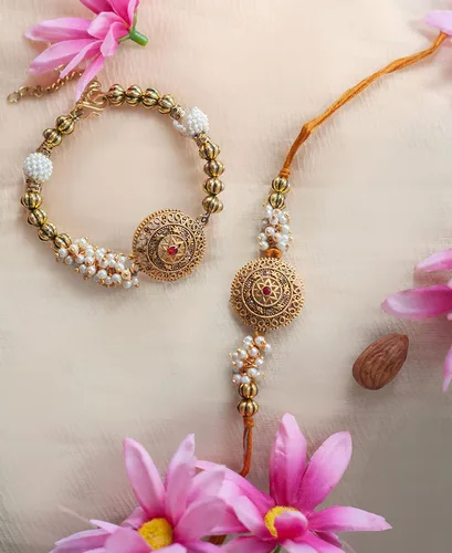 Vista 3 de Juego de regalo de Rakhi para hermano y bhabhi Incluye hermoso rakhi para Bhai y Lumba Rakhi para Bhabhi, Roli Chawal, imán y chocolate Envía