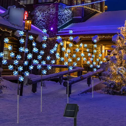 Vista 7 de Decoraciones de Navidad al aire libre, 4 juegos de luces solares para árbol de Navidad con 80 luces de copo de nieve C6, adecuadas para pequeñas