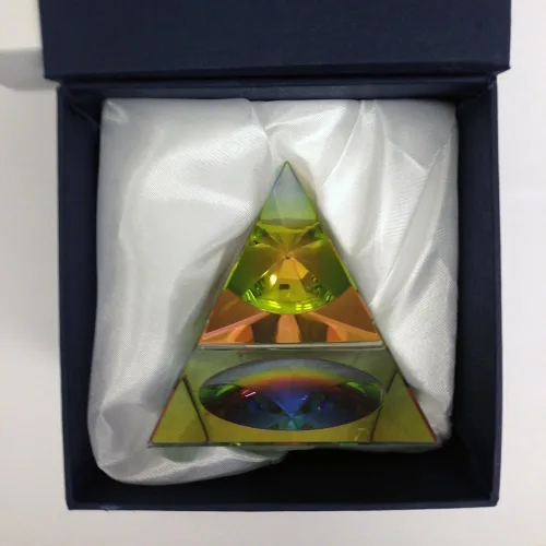 Vista 3 de Amlong Crystal Pirámide iridiscente: colores del arco iris de 2.5 pulgadas de alto con caja de regalo