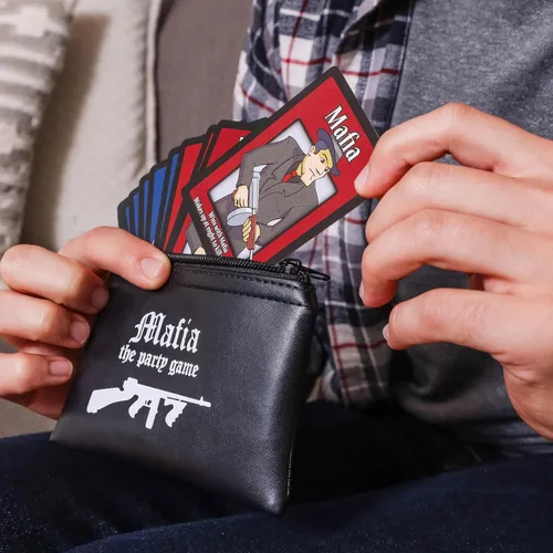 Vista 2 de Apostrophe Games Mafia El Juego de Fiesta – Juego de Mentiras, Engaños y Bluff – 38 Tarjetas de Rol, Juego de Cartas para Adultos y Adolescentes