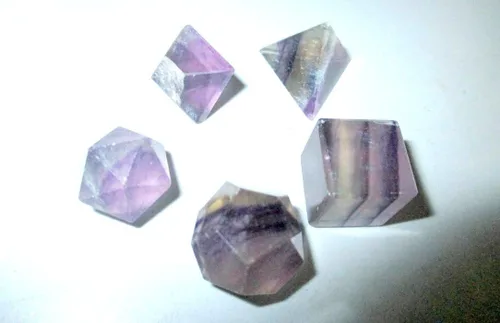Vista 3 de Juegos de geometría sagrada de flurita púrpura azabache, folleto gratuito Jet International Crystal Therapy 5 piedras platónico sólido sólido grado