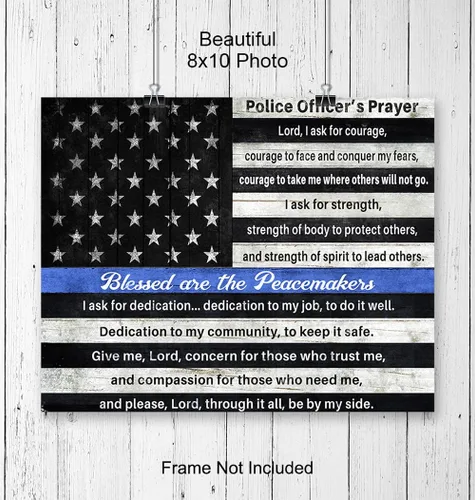 Vista 4 de Impresión artística de oración de oficiales de policía – Inspirador religioso patriótico con línea azul delgada bandera estadounidense – Regalo