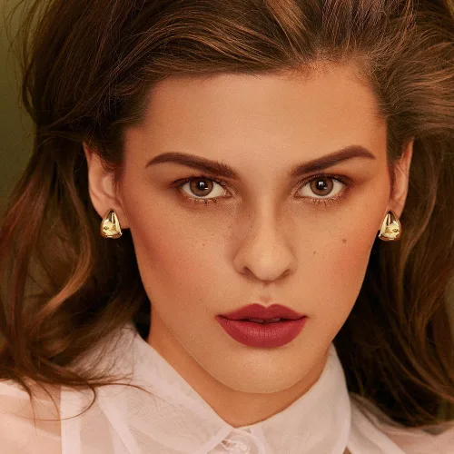 Vista 2 de Aretes de aro chapados en oro de 14 quilates, pequeños aros cuadrados para mujer, aretes minimalistas lindos para mujeres y niñas, regalo de oro
