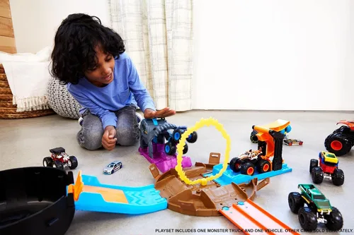 Vista 4 de Hot Wheels Monster Truck Pit & Launch Playsets con 1 Monster Truck y 1 Hot Wheels a escala 1:64, gran regalo para niños a partir de 4 años