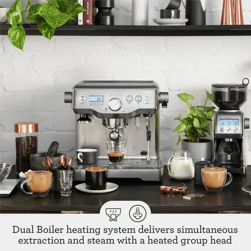 Vista 2 de Breville la Máquina de Café Espresso de Doble Caldera con Sistema de Calentamiento Dual de Leche, Máquina de Cappuccino y Latte para el Hogar Rojo