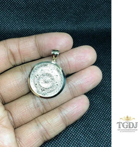 Vista 2 de TGDJ Colgante de calendario maya con dije azteca dorado, 1 pulgada de diámetro, Metal