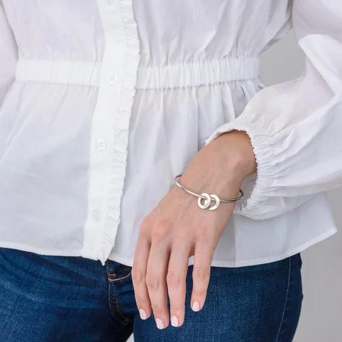 Vista 3 de MYKA - Pulsera personalizada con colgantes de disco circular, joyería con múltiples colgantes personalizables, regalo para mamá, madre, ella