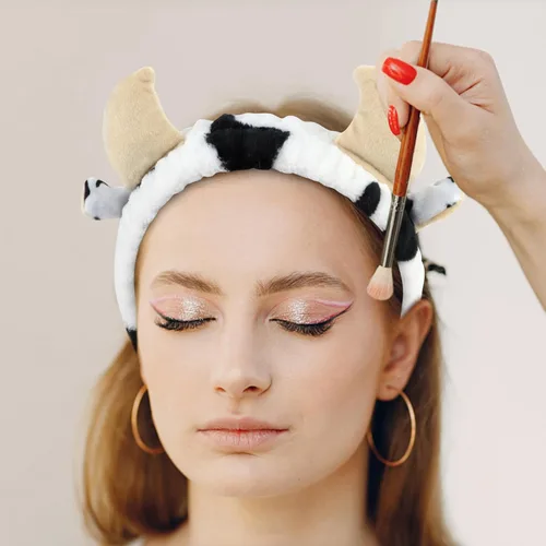 Vista 6 de CAVETEE Juego de 3 diademas y pulseras, en forma de cuerno de vaca negro y blanco, diadema y pulsera elástica cosmética para spa, maquillaje
