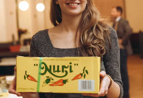 Vista 6 de NURI Sardinas portuguesas en aceite de oliva especiado - Paquete de 4 - (latas de 4.4 onzas)