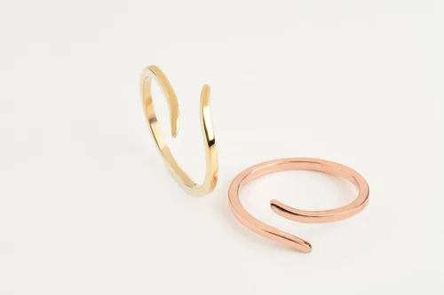 Vista 3 de Elegante joyero para mujer, anillo curvo abierto en oro macizo de 9k, 14k y 18k, anillo envolvente abierto minimalista, anillo convexo de oro sólido