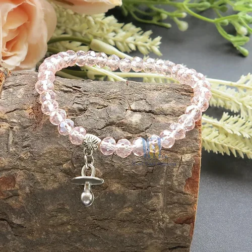 Vista 4 de WE Baby Shower Girl - Pulsera elástica de cristal rosa con dije para chupete (12 piezas)