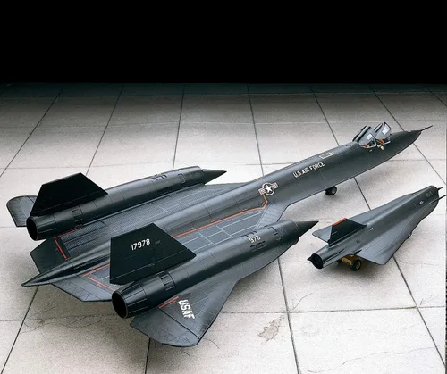 Vista 3 de Revell 85-5810 SR-71 Blackbird 1:72 Scale 66-Piece Skill Level 4 Model Airplane Building Kit