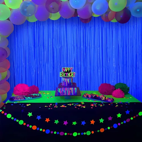 Vista 8 de Suministros de fiesta Mega-Loopolis con brillo en la oscuridad, pack de 2 decoraciones de fiesta neón de 6.6 x 6.6 pies, cortinas de flecos de papel